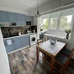 Lejlighed Sunny Seaside Retreat In