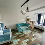 Lejlighed Sunny Seaside Retreat In
