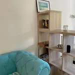 Sunny Seaside Retreat In Lejlighed