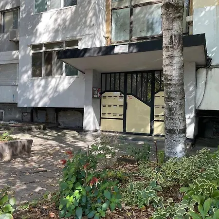 Sunny Seaside Retreat In Appartement