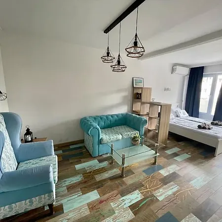 Апартамент Sunny Seaside Retreat In