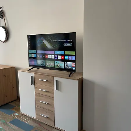 Sunny Seaside Retreat In Appartement