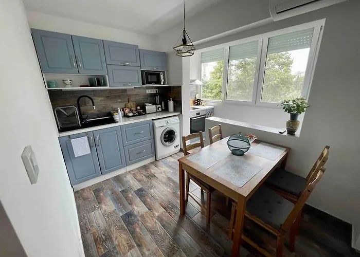 Daire Sunny Seaside Retreat In