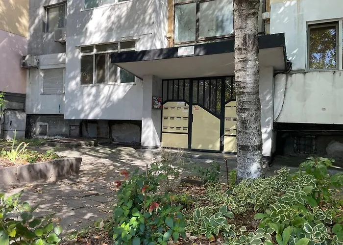 Sunny Seaside Retreat In Lejlighed