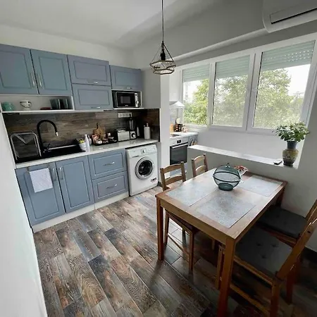 شقة Sunny Seaside Retreat In