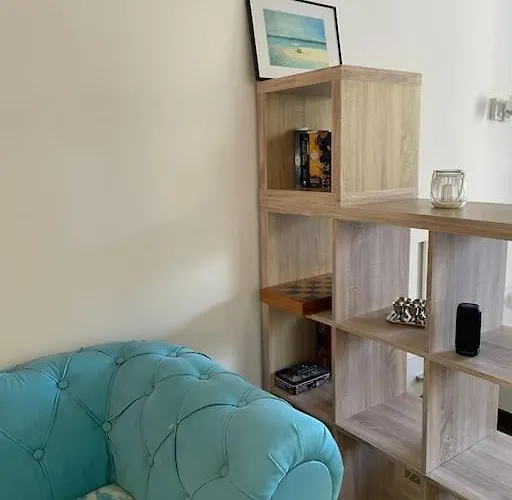 Sunny Seaside Retreat In Lejlighed